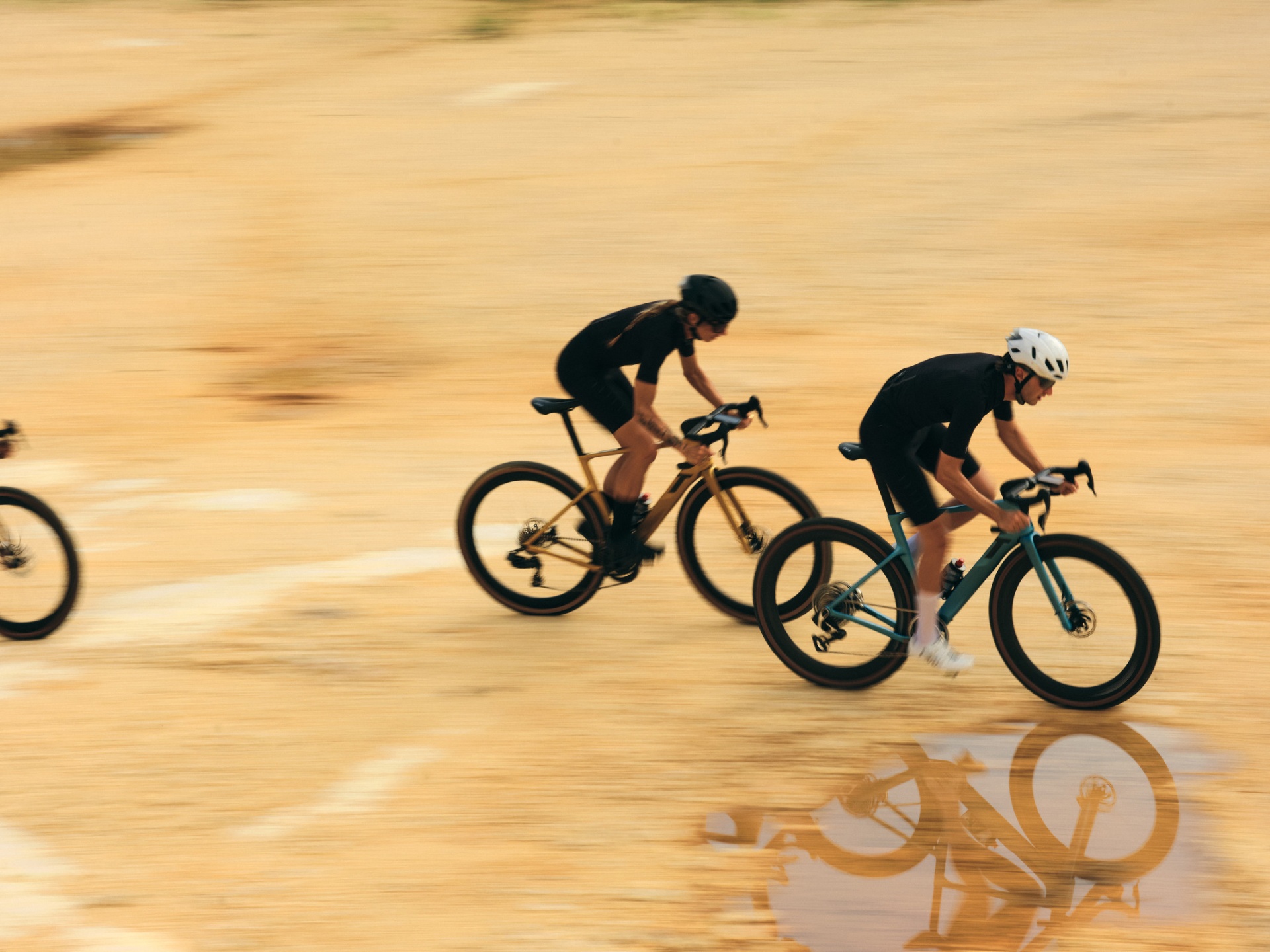 Gravel- en race-atleten in actie op onverharde weg