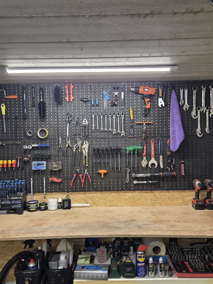 Pegboard met sleutels en gereedschap in de werkplaats